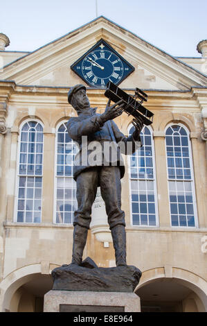 La scultura in bronzo di aviazione pioniere Charles rotoli di fronte la Shire Hall di Agincourt Square Monmouth Galles REGNO UNITO Foto Stock