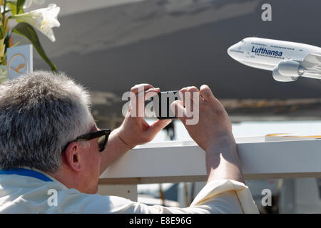 Schoenefeld, Germania, un visitatore prende le foto a La ILA 2014 Foto Stock