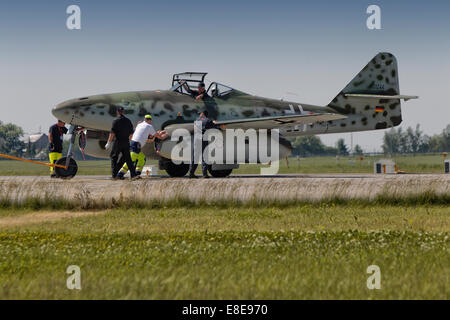 Schoenefeld, Germania, ILA 2014, preparazioni per un air show di aerei da combattimento Me 262 Foto Stock