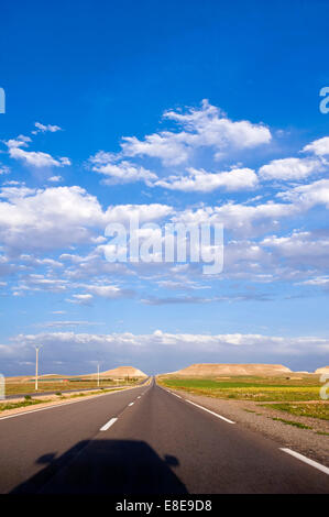 Vista prospettica e in elevazione verticale di una lunga strada diritta in Marocco. Foto Stock