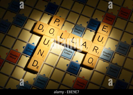 Scheda di Scrabble con le parole Pound Dollar Euro Foto Stock