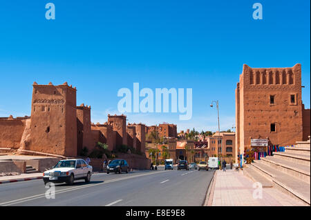 Paesaggio urbano orizzontale di Taourirt Kasbah di Ouarzazate. Foto Stock