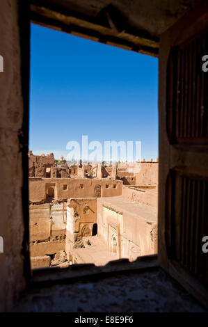 Vista verticale della mudbrick edifici che circondano il Taourirt Kasbah di Ouarzazate. Foto Stock
