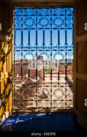 Vista verticale attraverso una finestra di Taourirt Kasbah di Ouarzazate. Foto Stock