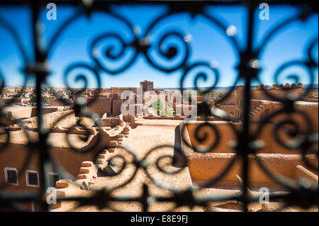 Vista orizzontale attraverso le ringhiere ornamentali di Taourirt Kasbah di Ouarzazate. Foto Stock