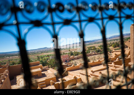 Vista orizzontale attraverso le ringhiere ornamentali di Taourirt Kasbah di Ouarzazate. Foto Stock