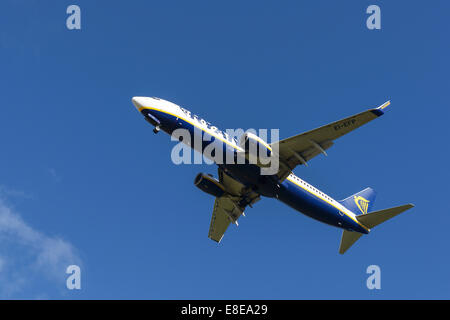 Ryanair Boeing 737 sull'approccio finale all'Aeroporto di Manchester REGNO UNITO Foto Stock