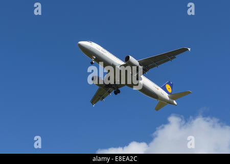 Lufthansa un aeromobile di tipo Airbus A320 sull'approccio finale all'Aeroporto di Manchester REGNO UNITO Foto Stock