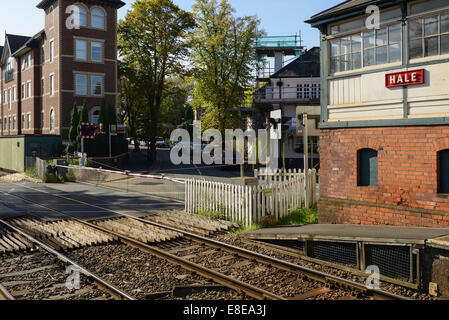 Il passaggio a livello e la casella segnale su Ashley Road in Hale Greater Manchester REGNO UNITO Foto Stock