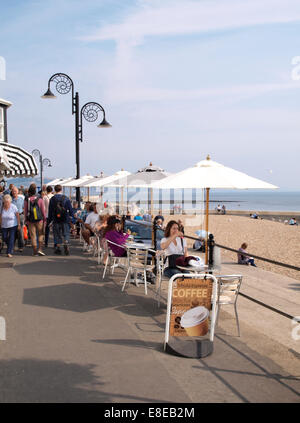 Coffee shop al di fuori dell area con posti a sedere sul lungomare, Lyme Regis, Dorset, Regno Unito Foto Stock