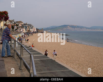 Il vecchio uomo che guarda sulla spiaggia a Lyme Regis, Dorset, Regno Unito Foto Stock