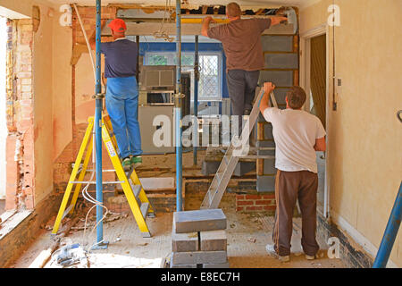 Costruttori al lavoro installare nuovo architrave fascio durante la notevole estensione e alterazioni a casa unifamiliare Brentwood Essex England Regno Unito vedere 'More Info' nota di seguito Foto Stock