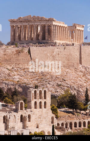 Il Partenone tempio e Odeon di Erode Attico nell'Acropoli di Atene, Grecia. Foto Stock