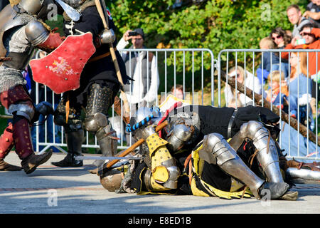 Gli appassionati dei vecchi cavalieri mostrano i loro costumi e le competenze in un duello presso il Centro Culturale "castello" - Lesnica a Wroclaw in Polonia Foto Stock