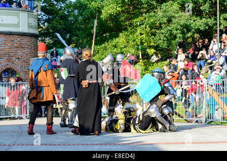 Gli appassionati dei vecchi cavalieri mostrano i loro costumi e le competenze in un duello presso il Centro Culturale "castello" - Lesnica a Wroclaw in Polonia Foto Stock