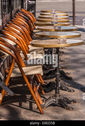 Il bistro e i tavoli e le sedie con posacenere sedersi a vuoto la sun. Foto Stock