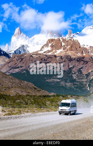 Touristic auto sulla strada in Fitz Roy Mountain Range, parco nazionale Los Glaciares, Argentina. Foto Stock