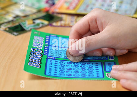 Coquitlam BC Canada - 15 Giugno 2014 : Donna graffiare biglietto della lotteria denominata Bingo. È pubblicato da BC Lottery Corporation ha Foto Stock