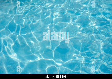 Blu chiaro di acqua in una piscina crea il perfetto sfondo. Foto Stock