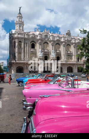 I turisti possono prendere il loro pick vintage American automobili a noleggio parcheggiato in una strada appena adiacente al Grand Theatre di La Habana Foto Stock