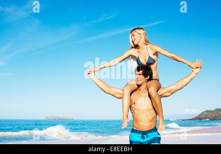 Attraente coppia felice sulla bellissima spiaggia Sunny Beach Foto Stock