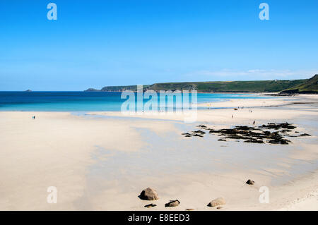 L'ampia spiaggia di sabbia a Sennen Cove in Cornovaglia, Regno Unito Foto Stock