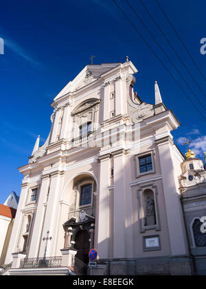 A basso angolo di visione di Santa Teresa è la Chiesa, (ŠV. TERESĖS bažnyčia) lungo via Ausros Varte Gatve, Vilnius, Lituania. Foto Stock