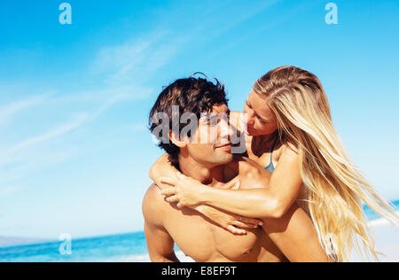 Attraente coppia felice sulla bellissima spiaggia Sunny Beach Foto Stock