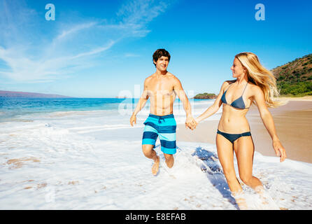 Attraente coppia felice in esecuzione e giocando sulla bellissima spiaggia Sunny Beach Foto Stock