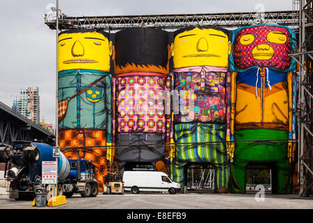 Industriali silos di cemento dipinta con il cartoon figure, Granville Island, Vancouver Foto Stock