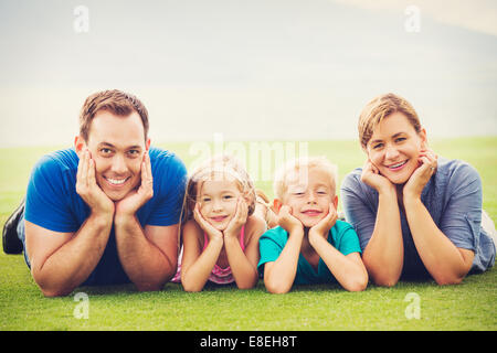 Ritratto di famiglia felice di quattro fuori. I genitori e i due giovani figli Foto Stock