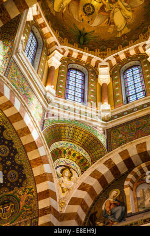 Immagine astratta di dettagli a soffitto all'interno della cattedrale di Notre Dame de la Garde basilica a Marsiglia, Francia. Foto Stock