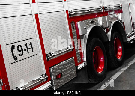 Red Firetruck Dettagli del lato e dell'911 segno telefono Foto Stock