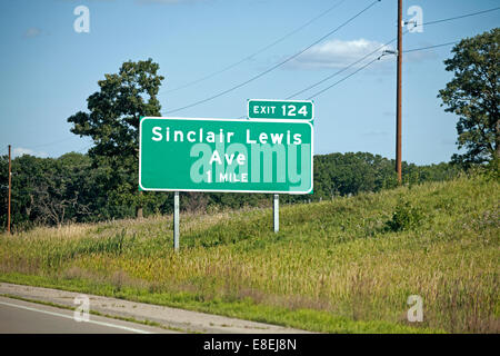 Segno sulla superstrada 94 per l'ingresso a Sinclair Lewis Ave città natale del famoso autore. Centro di Sauk Minnesota MN USA Foto Stock