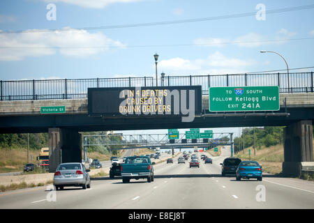 Elencando il rapporto di decessi causati da ubriachi di driver su un messaggio elettronico scheda sopra l'autostrada 94. St Paul Minnesota MN USA Foto Stock