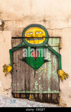 Lavori creativi su una vecchia porta nel quartiere Panier di Marsiglia Foto Stock