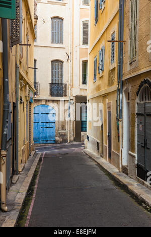 Raccordo a t intersezione di strade strette del quartiere Panier della vecchia Marsiglia, Francia. Foto Stock