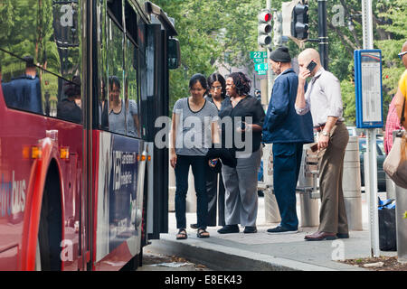 Persone di salire a bordo di un bus comunali - Washington DC, Stati Uniti d'America Foto Stock