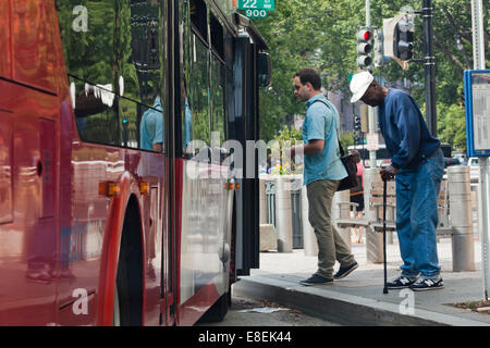 Persone di salire a bordo di un bus comunali - Washington DC, Stati Uniti d'America Foto Stock