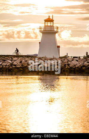 Faro retroilluminato in Gaspe Peninsula, Nuovo Richmond, Quebec, Canada Foto Stock
