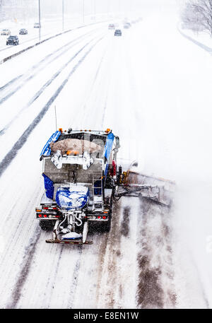 Spartineve carrello rimozione della neve dall'autostrada durante una tempesta di neve fredda giornata invernale Foto Stock