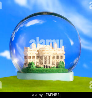 Un Snow Globe Snow Dome cupola di vetro con il Washington DC Casa Bianca. Il concetto di protezione di sicurezza di isolamento di protezione scollegare Foto Stock