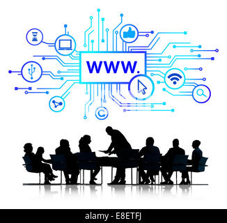 Sagome di uomini di affari che lavora con il concetto di Computer simboli sopra Foto Stock