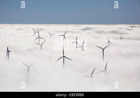 Le turbine eoliche coperto da nuvole basse, cielo blu, vista aerea, Marsberg, regione di Sauerland, Nord Reno-Westfalia, Germania Foto Stock
