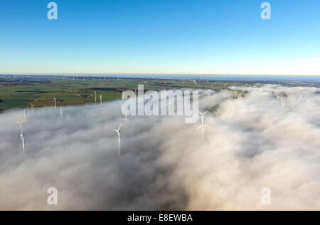 Le turbine eoliche coperto da nuvole basse, cielo blu, vista aerea, Marsberg, regione di Sauerland, Nord Reno-Westfalia, Germania Foto Stock