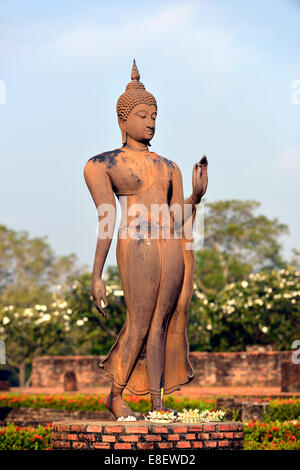 Statua del Buddha, in piedi o camminando, Wat Sa Si o Wat Sra Sri, Sukhothai Historical Park, Sukhothai, Thailandia del Nord della Thailandia Foto Stock