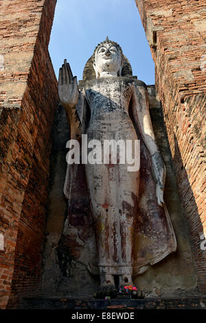 In piedi la statua di Buddha Phra Attharot, Wat Mahathat tempio complesso, Sukhothai Historical Park, Sukhothai, Thailandia del Nord Foto Stock