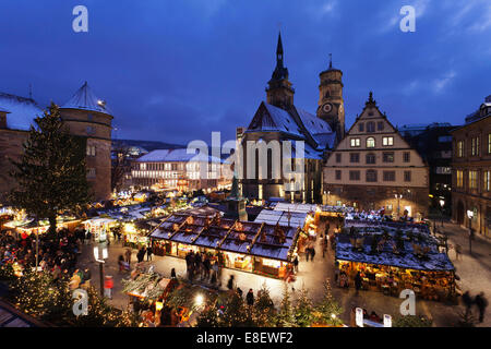 Mercatino di Natale di fronte alla chiesa collegiata, Stoccarda, Baden-Württemberg, Germania Foto Stock