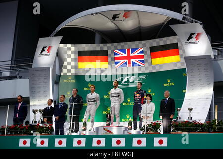 Lewis Hamilton, GBR, Team Mercedes-AMG-Petronas di Formula Uno, vincitore della gara con Nico Rosberg, runner up e Sebastian Vettel, GER, RedBull Racing,3 posto - Infiniti del Team Red Bull Racing, Suzuka, in Giappone, 05.10.2014, Formula una gara di F1, podio, Giappone Grand Prix, Grosser Preis, GP du Japon, Motorsport, foto di: Sho TAMURA/AFLO SPORT - GERMANIA Foto Stock