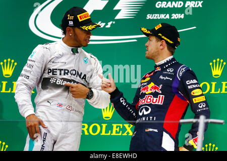 Lewis Hamilton, GBR, Team Mercedes-AMG-Petronas di Formula Uno, vincitore di gara e Sebastian Vettel, GER, RedBull Racing,3 posto - Infiniti del Team Red Bull Racing, Suzuka, in Giappone, 05.10.2014, Formula una gara di F1, podio, Giappone Grand Prix, Grosser Preis, GP du Japon, Motorsport, foto di: Sho TAMURA/AFLO SPORT - GERMANIA Foto Stock